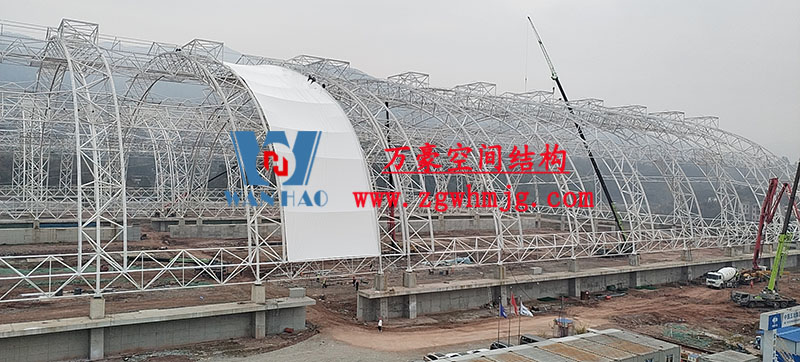 四川高興煤炭儲備基地建設項目鋼結構接近尾聲，膜結構開始安裝