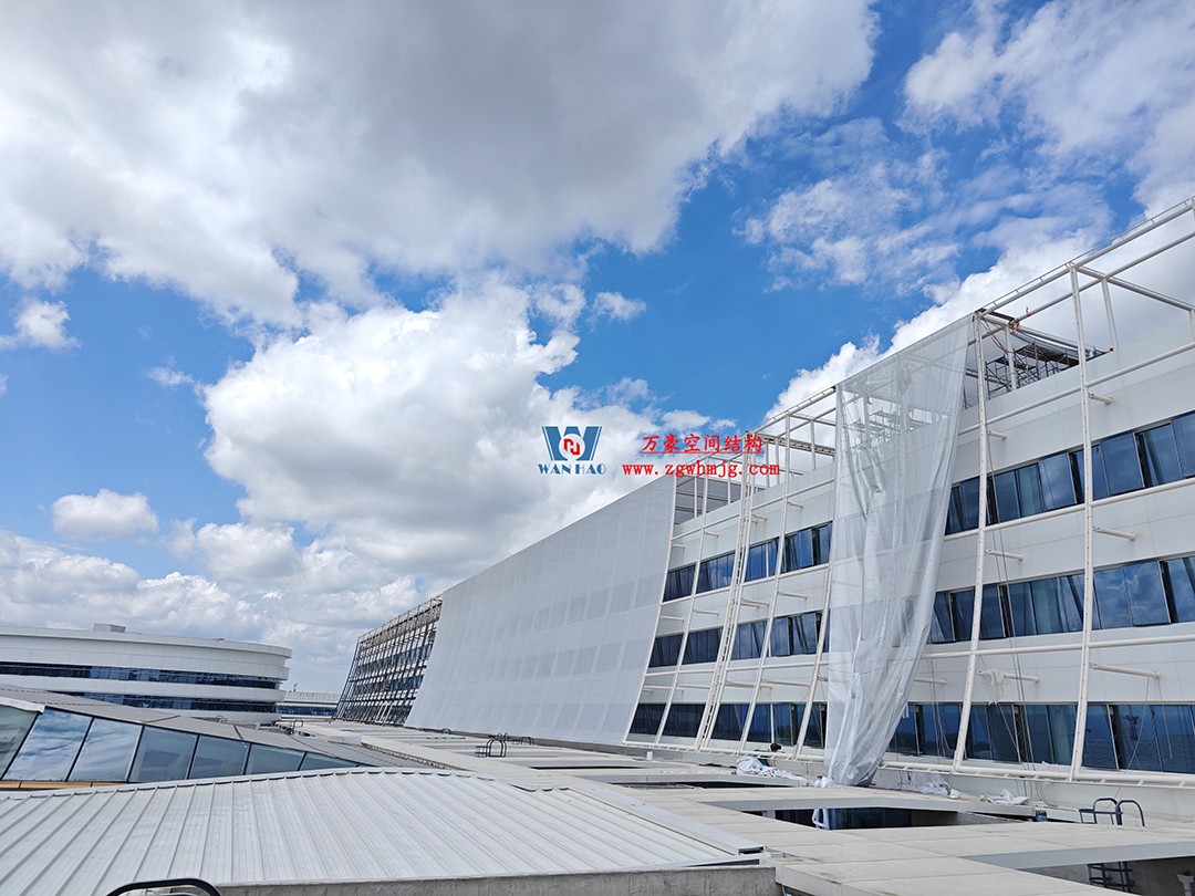 聚焦工程高質量建設,這個網格織物幕墻正在施工安裝中 聚焦工程高質量建設,這個網格織物幕墻正在施工安裝中