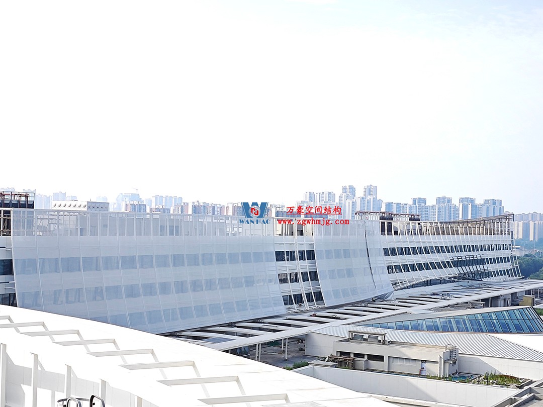 聚焦工程高質量建設,這個網格織物幕墻正在施工安裝中 聚焦工程高質量建設,這個網格織物幕墻正在施工安裝中