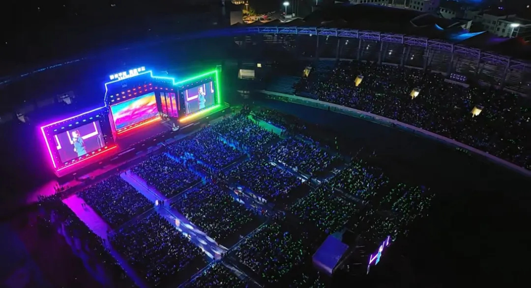 平陽體育中心群星演唱會!超萬人圍觀,現場火爆High唱! 平陽體育中心群星演唱會!超萬人圍觀,現場火爆High唱!