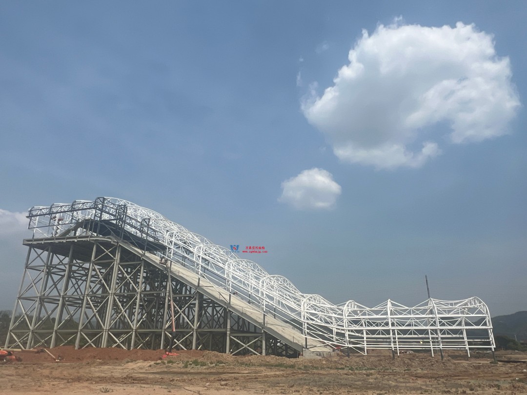 馭風逐沙，織就賽道美學——比亞迪紹興嵊州賽車場干拔沙坡觀景平臺鋼膜結構