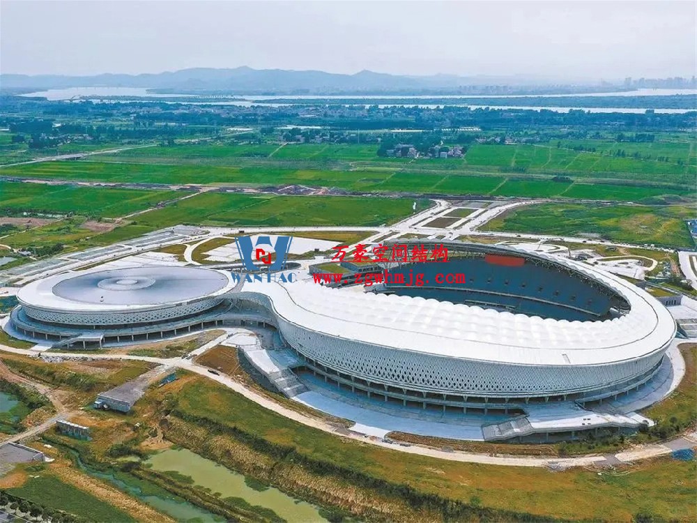 膜結(jié)構(gòu)體育場(chǎng)屋面安裝全解析：從技術(shù)要點(diǎn)到經(jīng)典案例