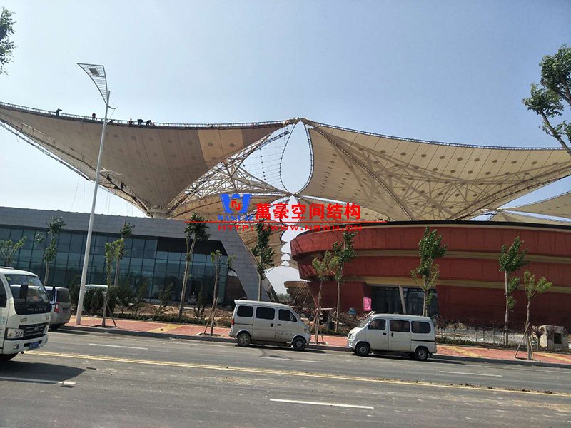 什么是膜結(jié)構(gòu)屋面？PTFE膜結(jié)構(gòu)屋面有哪些特點優(yōu)勢？