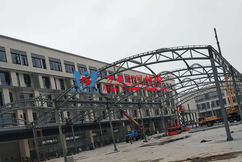 奉化方橋農副鋼結構雨棚工程鋼結構施工中