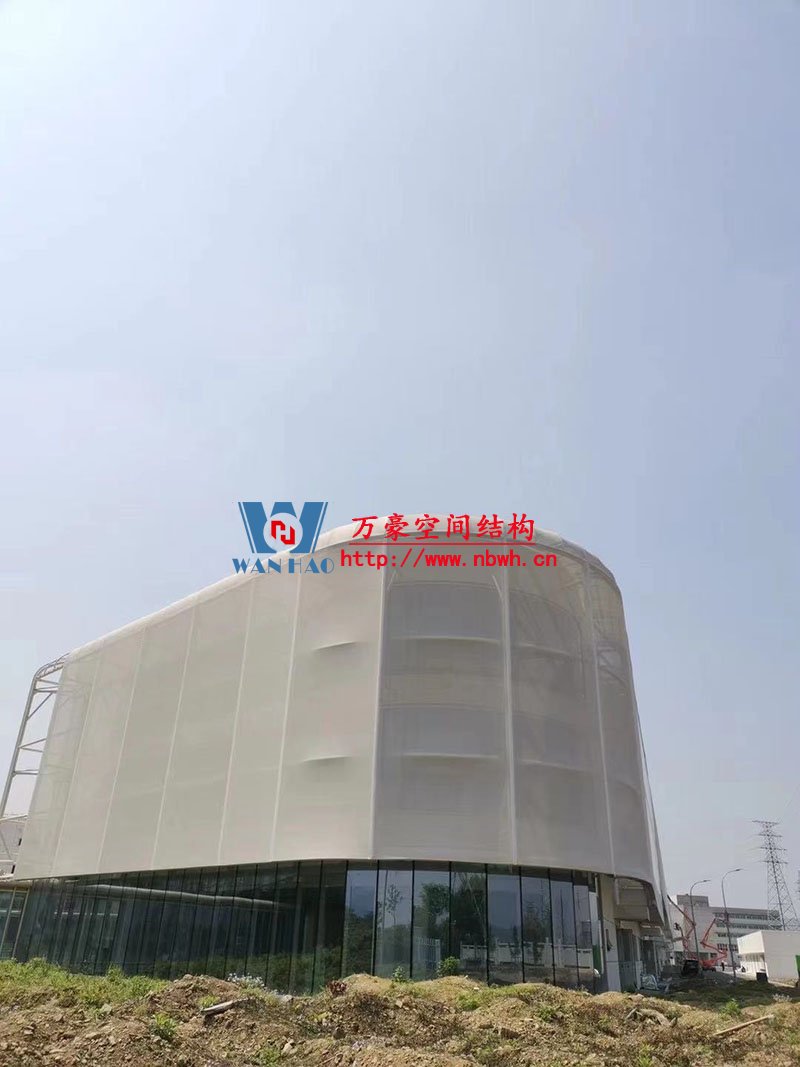 益富樂(lè)集團(tuán)食品工廠外立面PTFE網(wǎng)格織物膜結(jié)構(gòu)項(xiàng)目進(jìn)入最后織物膜結(jié)構(gòu)安裝階段