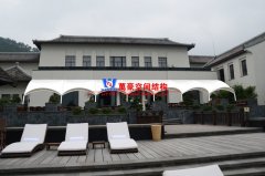 伸縮遮雨棚和膜結構雨棚那個好？伸縮遮雨棚和膜結構雨棚優缺點對比