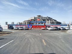 茶卡鹽湖景區(qū)綜合辦公樓及觀光塔鋼膜結(jié)構(gòu)項目施工中