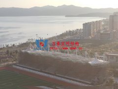 汕尾市體育中心（一期）工程田徑場膜結構項目膜結構安裝中